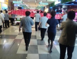 【一線採訪】濟南商場逾百保潔員遊行討薪