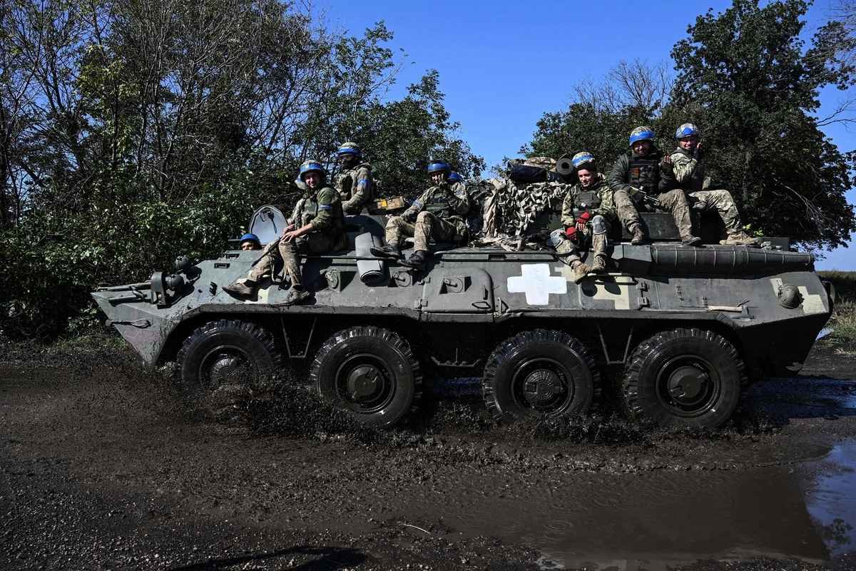 烏克蘭議員表示，俄烏戰讓烏克蘭認清了中共和台灣哪個是真朋友。圖為2022年9月17日，在烏克蘭新謝利夫卡（Novoselivka）地區的烏克蘭士兵坐在一輛裝甲車上。（Juan Barreto/AFP via Getty Images）
