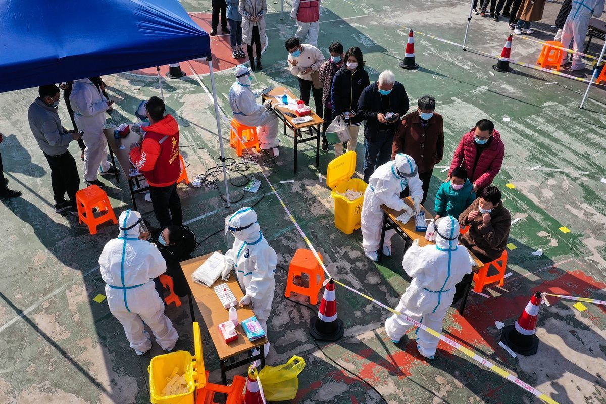 2021年12月7日浙江省寧波市對當地市民進行大規模核酸檢測。（STR/AFP via Getty Images）