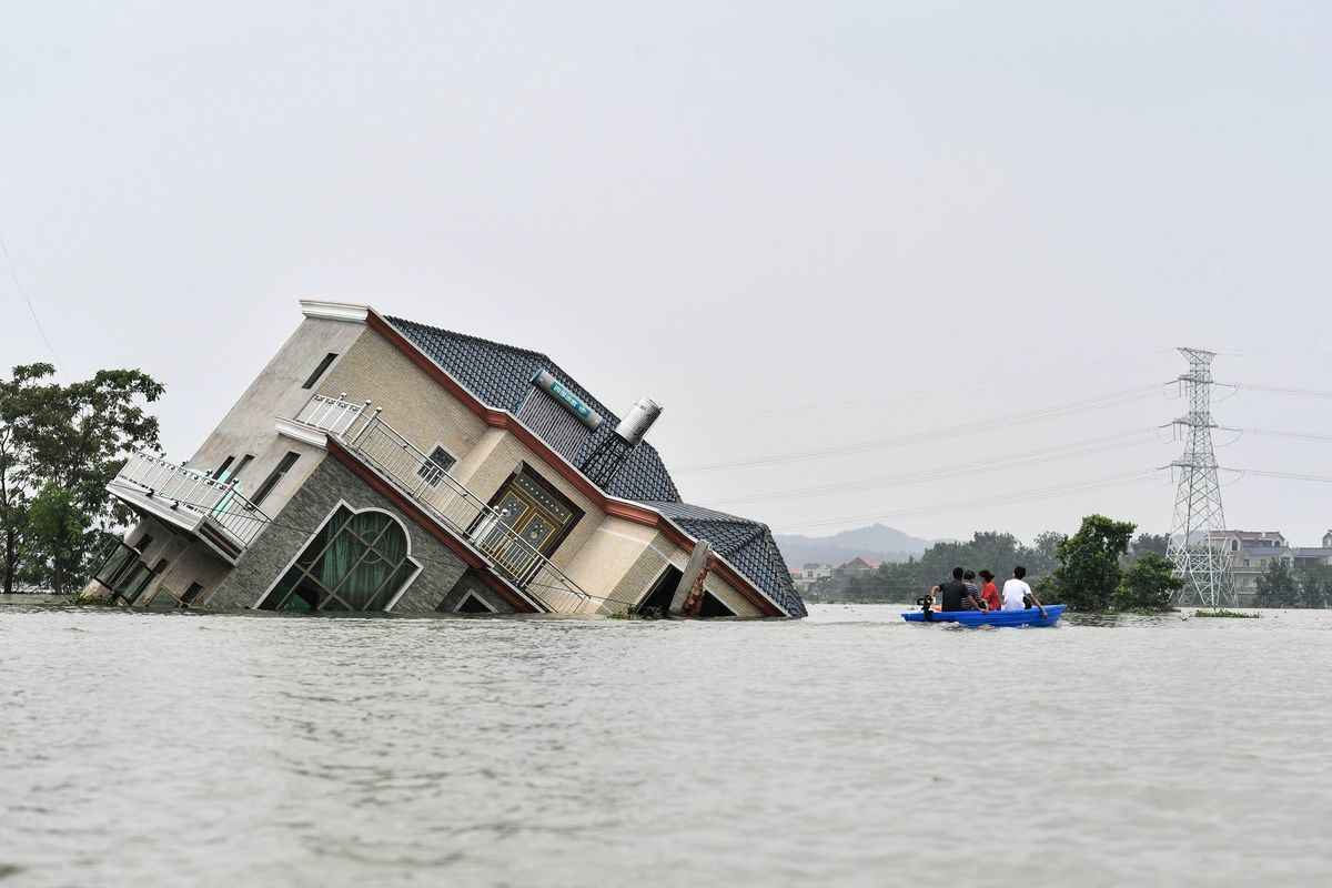 2020年7月15日，江西省上饒市鄱陽縣，將要倒塌的樓房。（STR/AFP via Getty Images）
