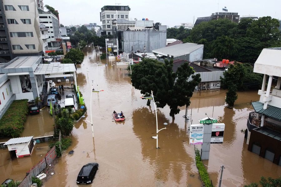 組圖：印尼洪災 水深達1.8米 逾千人撤離