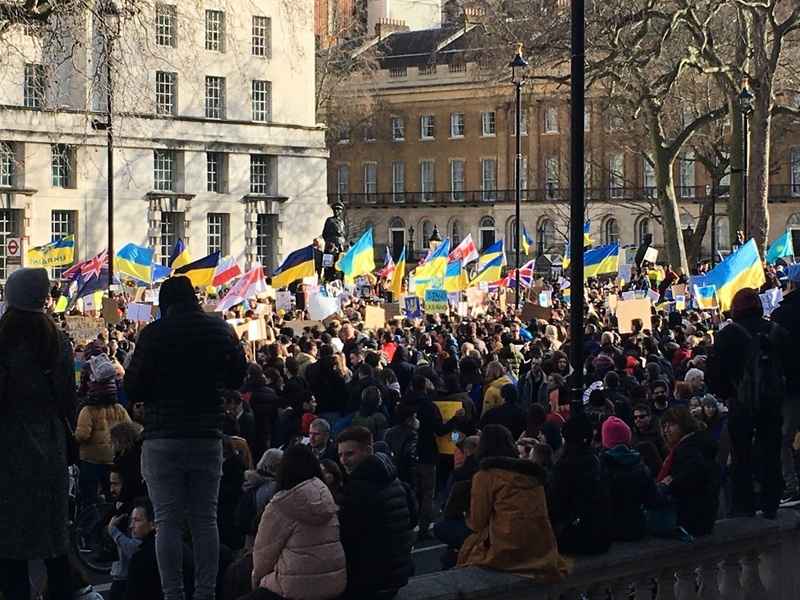 烏克蘭危機｜英國丹麥數千人集會聲援烏克蘭