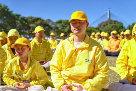 2025年10月11日,澳洲法輪功學員在悉尼水濱公園Jubilee Park舉行排字活動。(Tien Nguyen/大紀元)