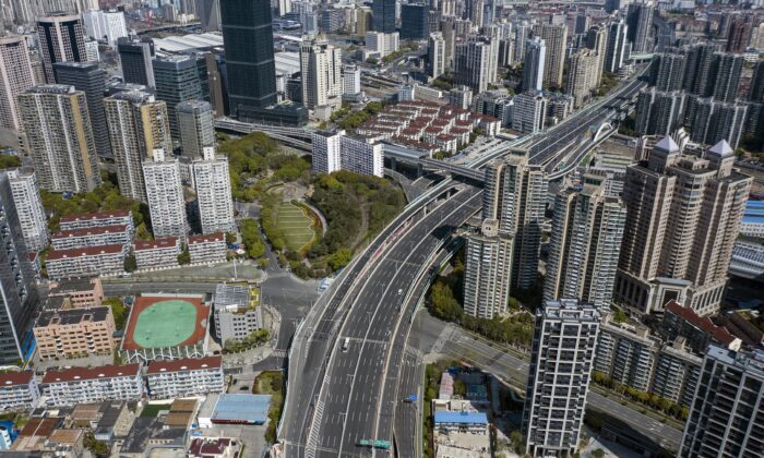 2022年4月4日，上海因疫情分階段封鎖期間的空曠街道。（Qilai Shen/Bloomberg via Getty Images）