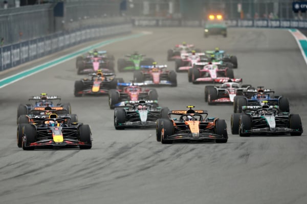 2025年5月4日,F1邁阿密大獎賽正賽,從第4位起步的麥拿侖澳洲車手皮亞斯特利(Oscar Piastri)率先衝線,奪得個人生涯第6個分站冠軍,首次實現賽季「三連勝」。圖為正賽起跑時的瞬間。(Hector Vivas/Getty Images)