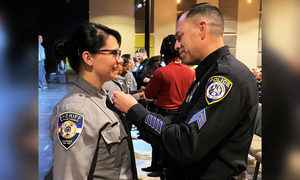 男警從毒窟救出女嬰 22年後親自為她戴警徽