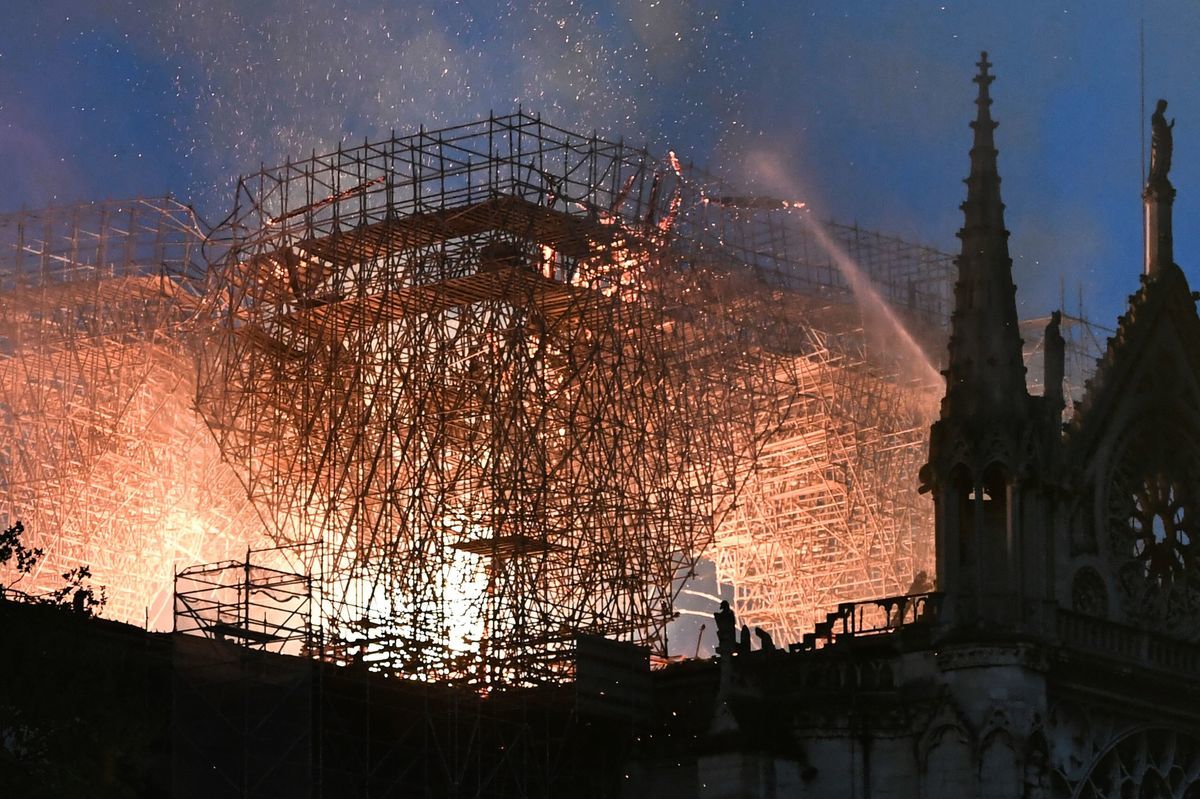 周一（4月15日），法國標誌性歷史建築巴黎聖母院（Notre Dame Cathedral）發生特大火災。美國總統特朗普及各國領袖紛紛對這一事件表示關切和慰問。（STEPHANE DE SAKUTIN／AFP／Getty Images）