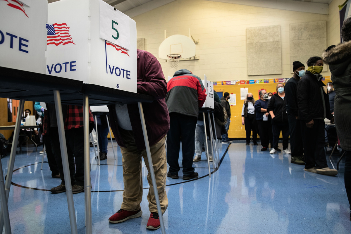 2020年11月3日，密歇根州選民在投票點投票。（John Moore/Getty Images）