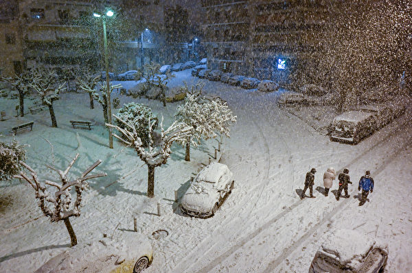 2022年1月24日，希臘雅典，街上車輛被覆上一層厚厚的白雪。（Louisa Gouliamaki/AFP）