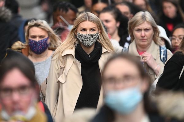 2021年12月4日，購物的民眾沿著倫敦市中心的Oxford Street行走。由於對Omicron變種的擔憂加劇，英國重新引入了在商店必須戴口罩的規定。（DANIEL LEAL/AFP via Getty Images）