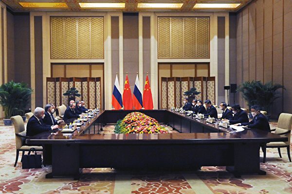 2月4日，俄羅斯總統普京（左三）在北京與習近平（右四）舉行面對面會談。（克里姆林宮）