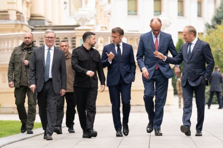 前排從左至右,英國首相施紀賢(Keir Starmer)、烏克蘭總統澤連斯基(Volodymyr Zelensky)、法國總統馬克龍(Emmanuel Macron)、德國總理默茨(Friedrich Merz)和波蘭總理總理圖斯克(Donald Tusk)資料圖片。(STEFAN ROUSSEAU/POOL/AFP via Getty Images)