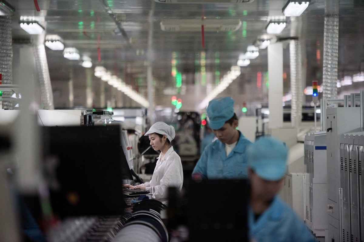 中國社會科學院經濟研究報告指出，2022年下半年中國就業壓力仍大，消費需求難以提振。圖為東莞一智能手機工廠生產線。（Nicolas Asfouri/AFP）