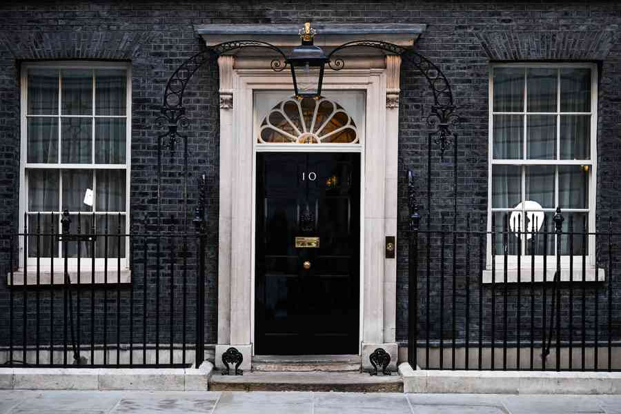 英四名大臣請辭 近90名議員要求首相施紀賢下台