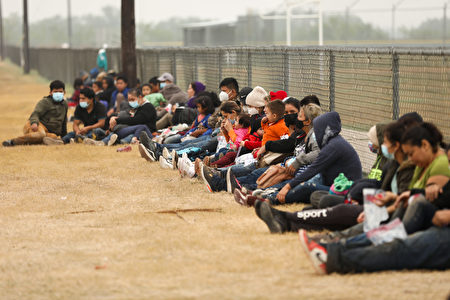 2021年4月10日，一群非法移民在德州拉喬亞穿越美墨邊境後，正在等待邊境巡邏隊。（Charlotte Cuthbertson/The Epoch Times）