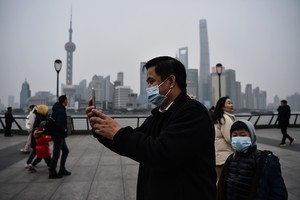 上海新聞主播報道疫情時咳嗽 網民：中招了