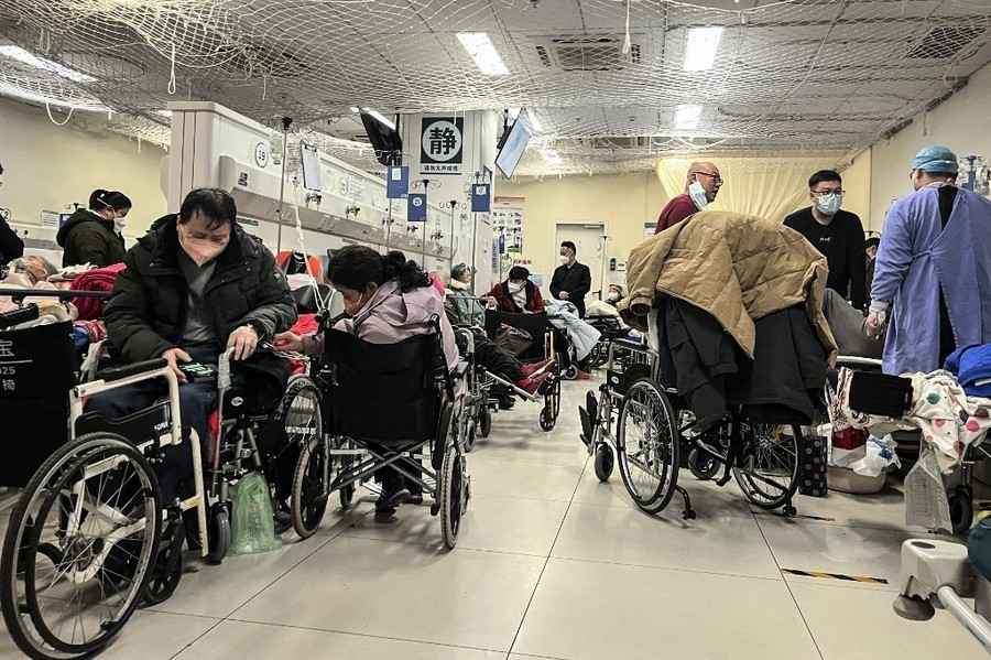 疫情雪崩 北京醫院病床用盡 患者坐輪椅吸氧