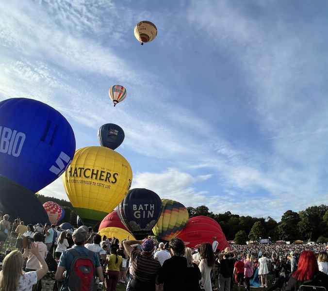 參加歐洲最大熱氣球節 法輪功展位深受喜愛