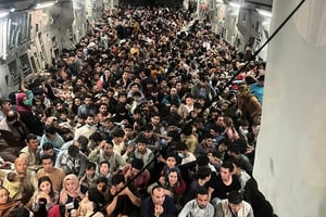 逃離塔利班 640名阿富汗人擠一架美運輸機