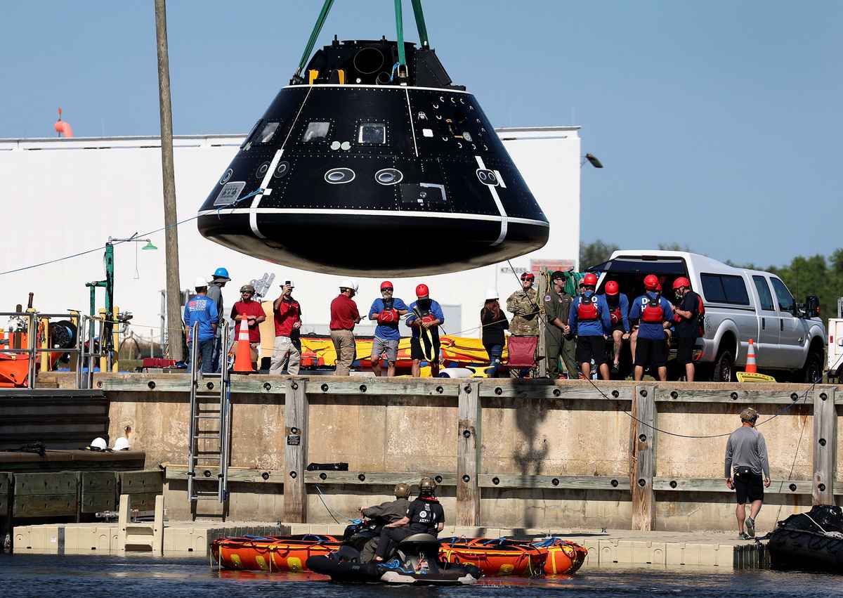 2023年2月6日,美國佛州卡納維拉爾角(Cape Canaveral),美國太空總署(NASA)與美國海軍舉行阿提密斯2號(Artemis II)任務的回收太空艙演練後,使用起重機將模擬的獵戶座(Orion)飛船從水面取回。(Joe Raedle/Getty Images)