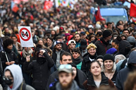 2023年4月14日，法國南特，許多抗議者在法國憲法法院批准馬可龍年金改革的關鍵內容後，走上街頭抗議。 （SEBASTIEN SALOM-GOMIS/AFP via Getty Images）