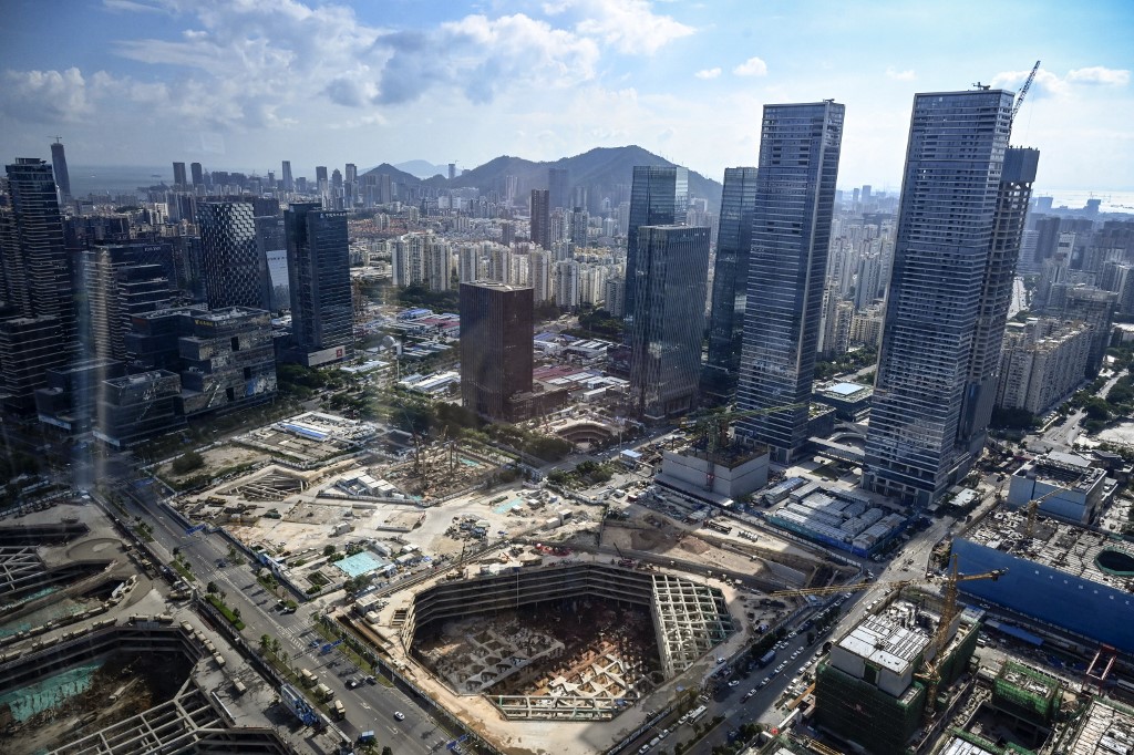 2022年7月20日，深圳的城市天際線和尚未完工的建築。 （Jade Gao/AFP）