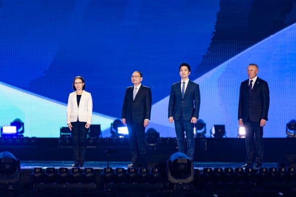 2025年5月17日,台灣副總統蕭美琴與台北市長蔣萬安、新北市長侯友宜、國際壯年運動總會(IMGA)會長Sergii Bubka等人,一起歡迎各位選手及運動愛好者參加2025雙北世界壯年運動會,並共同見證IMGA及本屆賽會雙會旗進場與升起,以及運動員宣誓儀式。(台灣總統府提供)