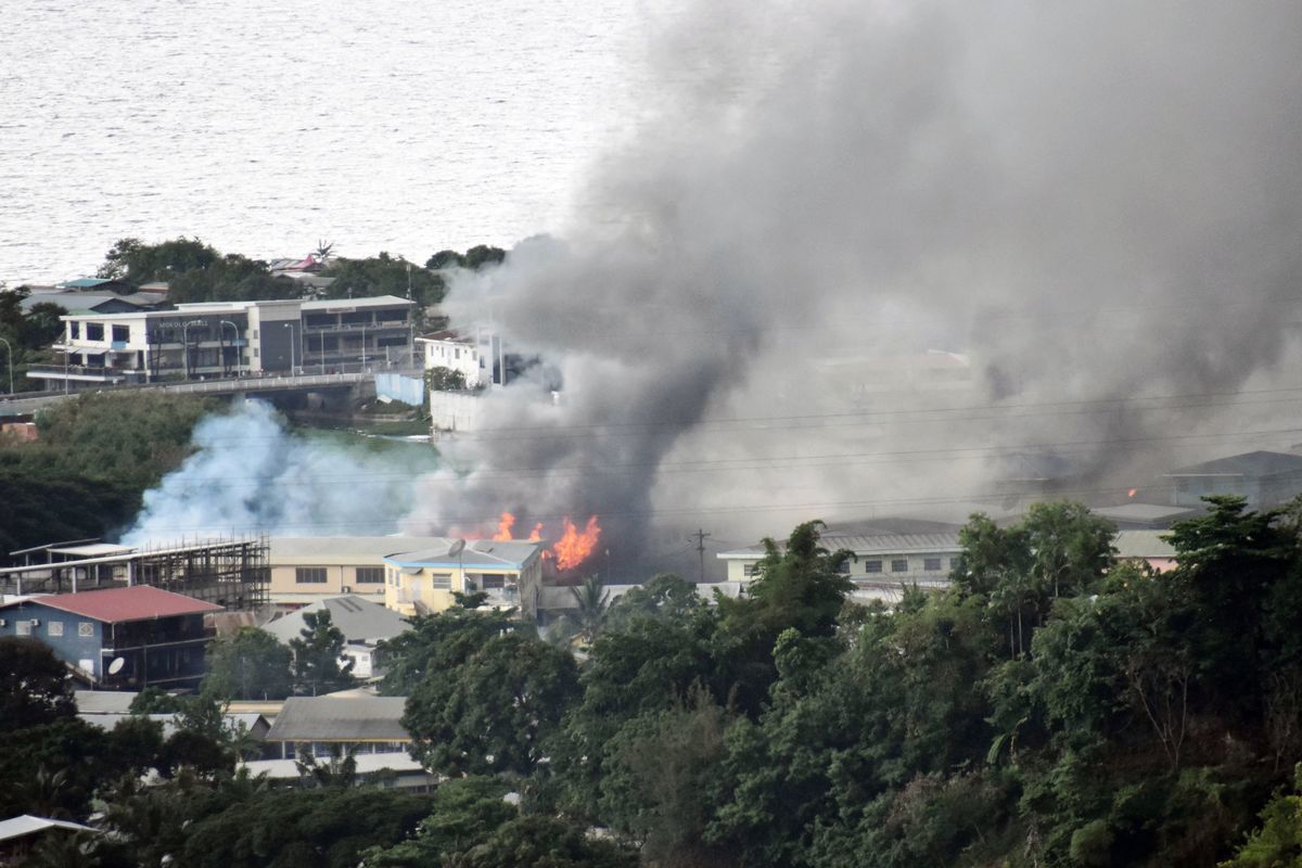 11月25日，所羅門群島的反政府抗議活動已經持續兩天，首都霍尼亞拉街道上的建築起火。（CHARLEY PIRINGI/AFP via Getty Images）