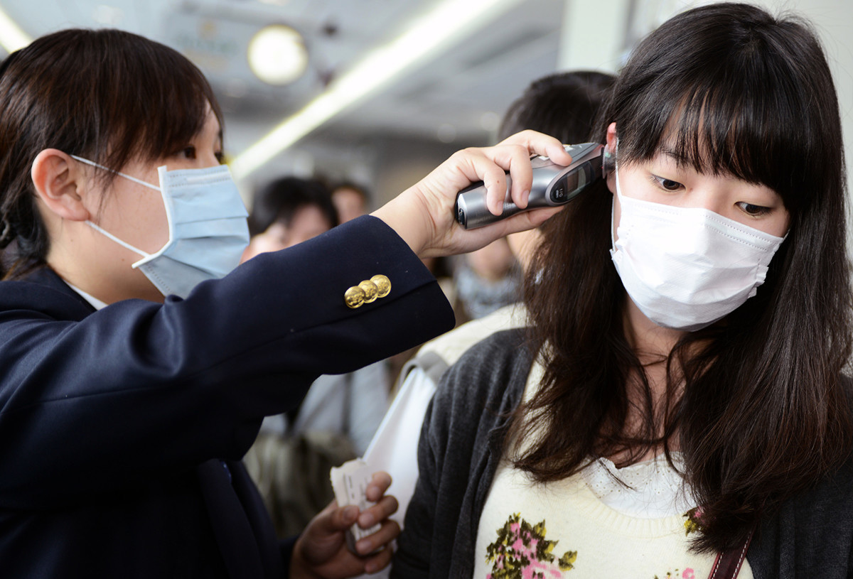 《行政總裁世界雜誌》的2019年醫療保健指數評比顯示，台灣擁有世界上最好的醫療保健制度。圖為2013年4月4日，台北松山機場的檢疫人員為乘客量測體溫，以防止禽流感擴散。（SAM YEH／AFP／Getty Images）