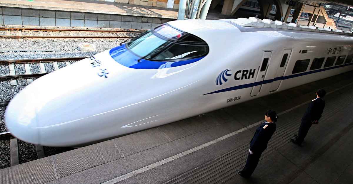 圖為2007年4月18日，一列中國鐵路高速子彈列車從北京市中心的車站出發。（Teh Eng Koon/AFP）