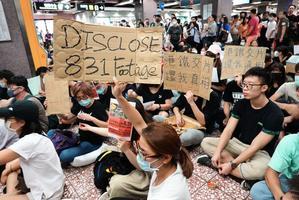 組圖：港人聚集太子站 要求還8.31真相