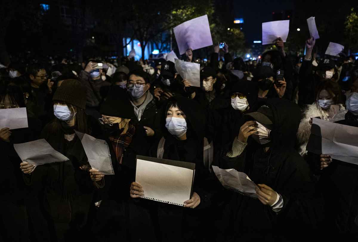 2022年11月27日，在北京參加白紙運動，抗議中共清零政策的年輕人。（Kevin Frayer/Getty Images）
