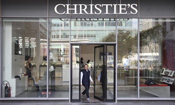 2022年3月25日,阿聯酋杜拜,佳士得(Christie's)拍賣行展示一顆綽號為「巨石」(The Rock)的巨鑽,預計拍賣價格將高達3,000萬美元。圖為佳士得拍賣行外觀。(Karim Sahib/AFP)