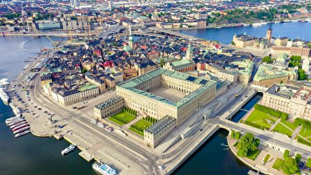 斯德哥爾摩王宮是典型的「泰辛金色巴洛克風格」。王宮的接待寓所屋頂以法式欄杆扶手裝飾，面向瑞典城（照片左上方）。從較小的客廳向外望去可見中庭。（Maykova Galina/Shutterstock）