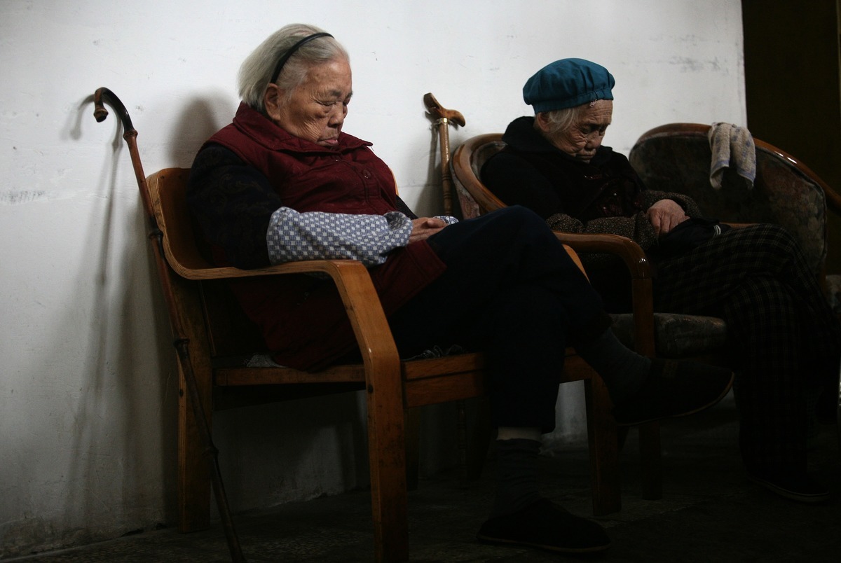 中共的一胎化政策今年早先被廢棄。但是四十年的嚴厲調控導致勞動力萎縮和人口迅速老齡化，給中國的社會服務帶來極大壓力。（China Photos/Getty Images）
