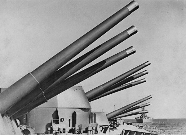 1939年2月1日,英國戰列艦羅德尼號(HMS Rodney)在地中海巡航,艦上裝備了9門16吋(406毫米)口徑火炮。在1941年擊沉德國戰艦俾斯麥號的行動和1944年6月6日的諾曼第登陸中,這些艦炮發揮了重要作用。(FPG/Archive Photos/Getty Images)