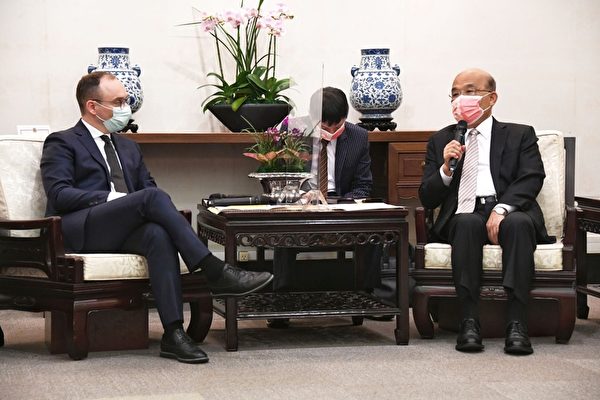 中華民國行政院長蘇貞昌(右)2021年11月29日接見波羅的海三國國會友台小組主席及議員聯合訪問團,代表政府與國人誠摯歡迎立陶宛、愛沙尼亞及拉脫維亞等3國議員聯合來訪。圖左為立陶宛國會友台小組主席馬瑪竇(Matas Maldeikis)。(行政院提供)