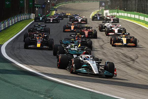 2022年11月13日,F1第21站聖保羅大獎賽在英特拉格斯賽道進行。杆位起步的英國車手佐治羅素奪得職業生涯第一個分站冠軍,也是平治本賽季收穫首個分站冠軍。圖為正賽起跑後,車手進入第一個彎道前的瞬間。(Chris Graythen/Getty Images)