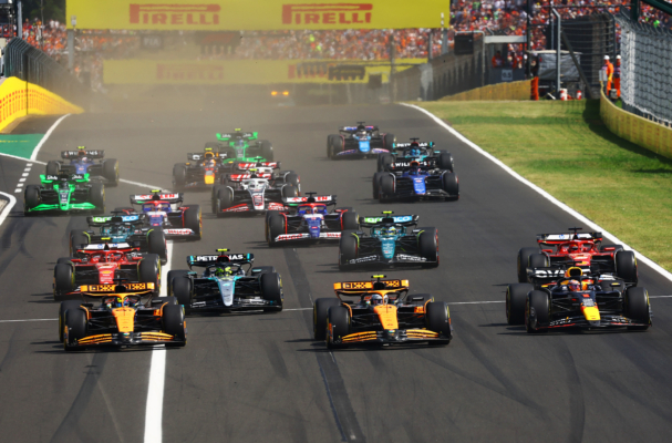 2024年7月21日,F1匈牙利大獎賽正賽,頭排發車的兩輛麥拿侖賽車成功包攬了前兩名,澳洲車手皮亞斯特利首獲分站賽冠軍。圖為發車後,韋斯達賓的紅牛賽車(右)與兩台麥拿侖賽車並駕齊驅瞬間。(Mark Thompson/Getty Images)