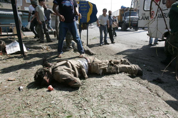 一名黎巴嫩人被導彈擊中臥倒在地（Marco Di Lauro/Getty Images）
