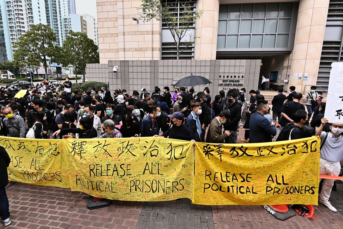 2021年3月1日上午，香港47名民主派人士在西九龍裁判法院提堂。法院外有市民拿著「釋放政治犯」的橫幅表示抗議、聲援。（宋碧龍／大紀元）