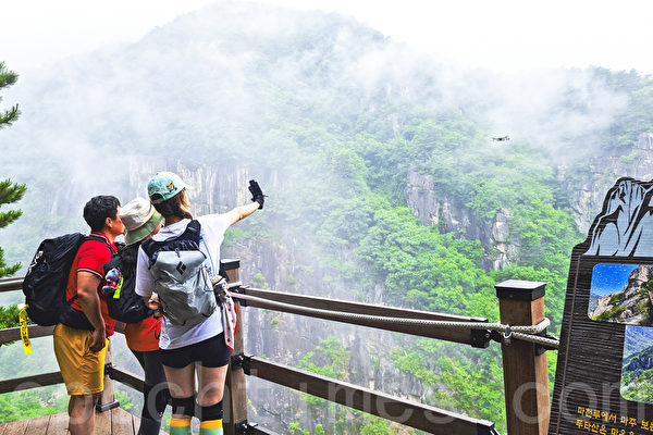 順著登山步道，可看到織機岩及附近的雄偉山勢及幽深的山谷。（全宇／大紀元）
