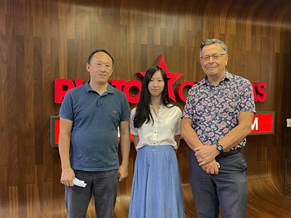 2022年3月31日,《沉默呼聲》在紐西蘭奧克蘭Newmarket 的Rialto電影院首映。法輪功小弟子Luna YingHuang(中) 和爸爸(左)一起觀看了影片,她說,她家庭的經歷和影片中的故事類似,自己也是在媽媽逃避中共迫害時出生的。(張蕙琳/大紀元)