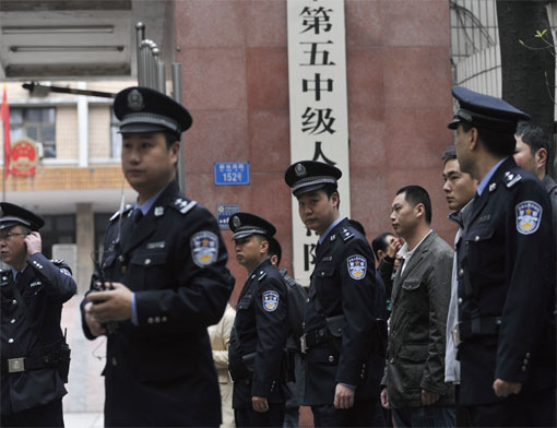 重慶訪民法院旁聽 多人被警方強行帶走