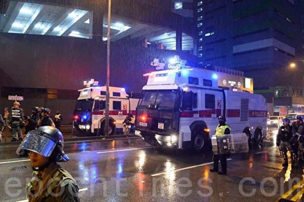2019年8月25日，香港警力和2輛水炮車前進到嘉民達中心。（宋碧龍／大紀元）
