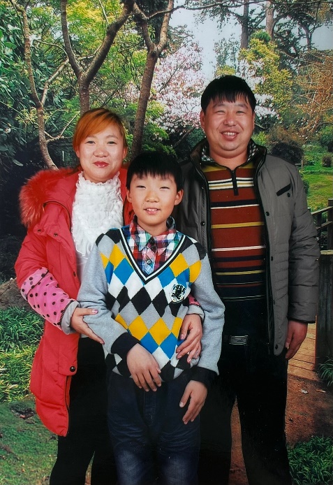 尹志波及其妻子、兒子。（明慧網）