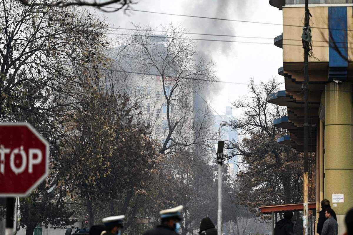 2022年12月12日，在阿富汗首都喀布爾一個主要商業區夏爾耶諾區（Shahr-e-naw，沙赫爾諾）一個深受中國商務遊客歡迎的招待所附近傳出巨大爆炸聲和槍聲，現場冒出濃煙。（WAKIL KOHSAR/AFP via Getty Images）