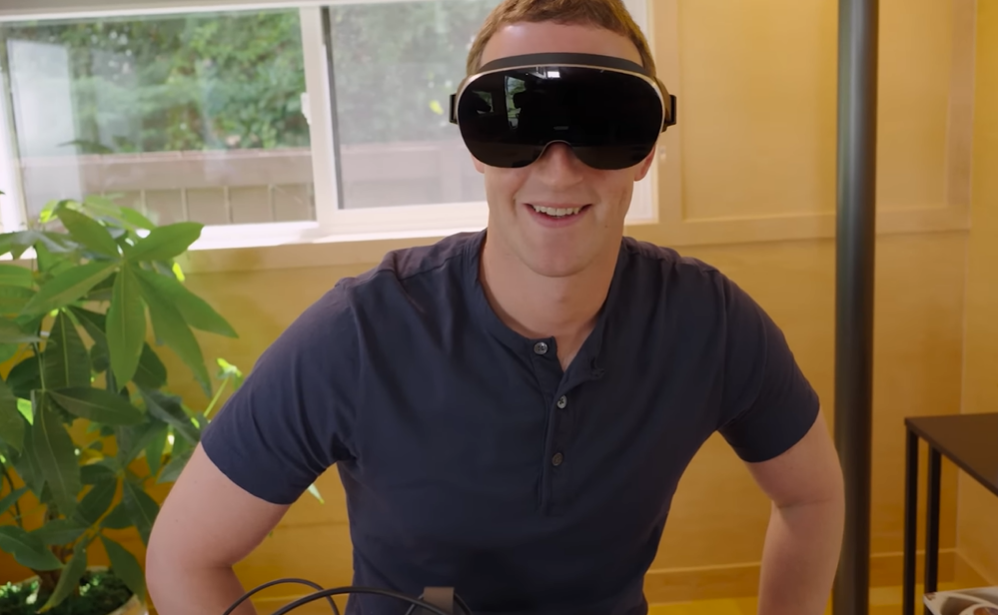 帶著VR設備的Meta CEO朱克伯格。（影片截圖）