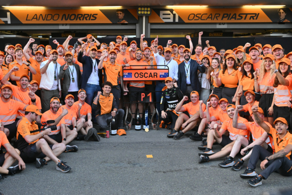 2024年9月15日,F1阿塞拜疆站在巴庫賽道上演。澳洲車手皮亞斯特利(Oscar Piastri)繼匈牙利站後再次奪冠,並幫助麥拿侖在車隊積分榜上反超紅牛車隊登頂。圖為麥拿侖車隊賽後大合照。(Andrej Isakovic/AFP via Getty Images)