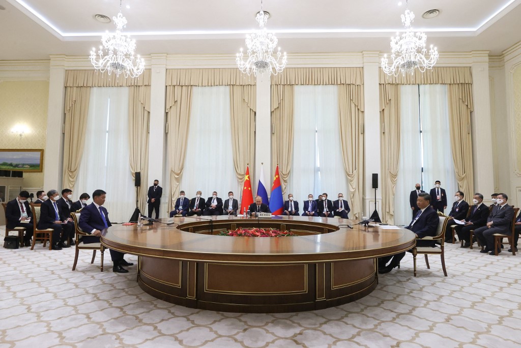 周四（9月15日），普京和習近平在烏茲別克撒馬爾罕舉行的上海合作組織峰會期間會晤。（Alexandr Demyanchuk/SPUTNIK/AFP）